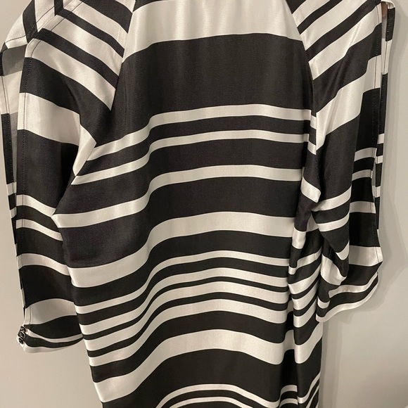 Trina Turk dress with open split sleeves. - Picture 2 of 6